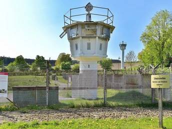 Original-Schutzstreifen der ehemaligen DDR-Grenze mit Wachturm in Mödlareuth