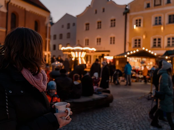 Besucher auf dem Christkindlmarkt Kraiburg Besucher auf dem Christkindlmarkt Kraiburg