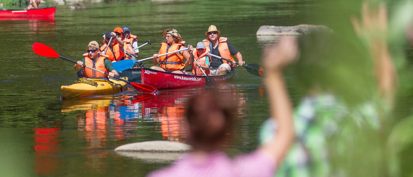 Kanufahrer am Regen bei Hirschling