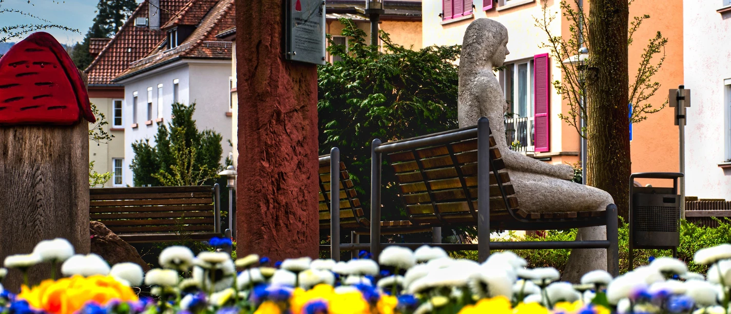Schneewittchen auf der Parkbank