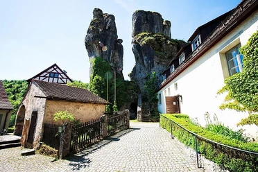 Markante Felsformation oberhalb des Museums