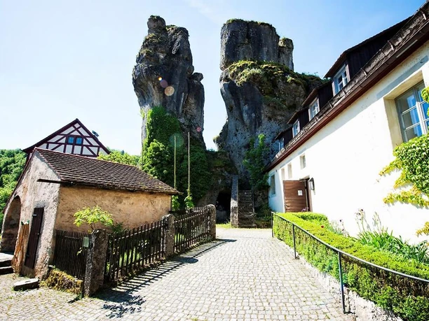 Markante Felsformation oberhalb des Museums