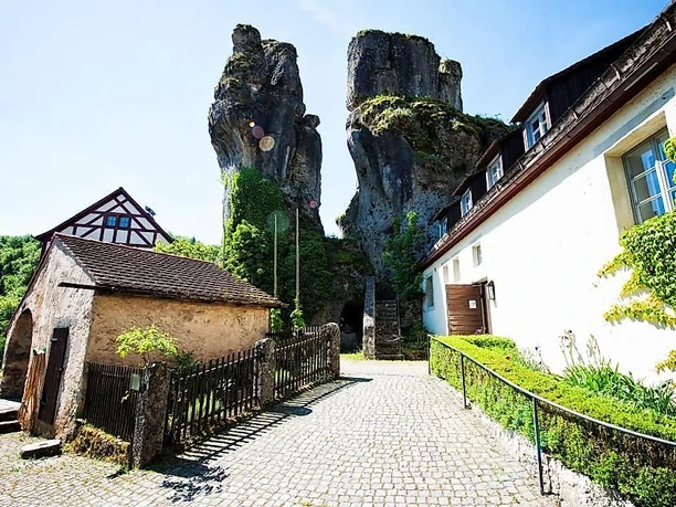 Markante Felsformation oberhalb des Museums Markante Felsformation oberhalb des Museums