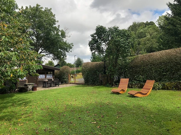 Der Garten des Ferienhauses am Jakobsberg in Königsfeld in der Fränkischen Schweiz