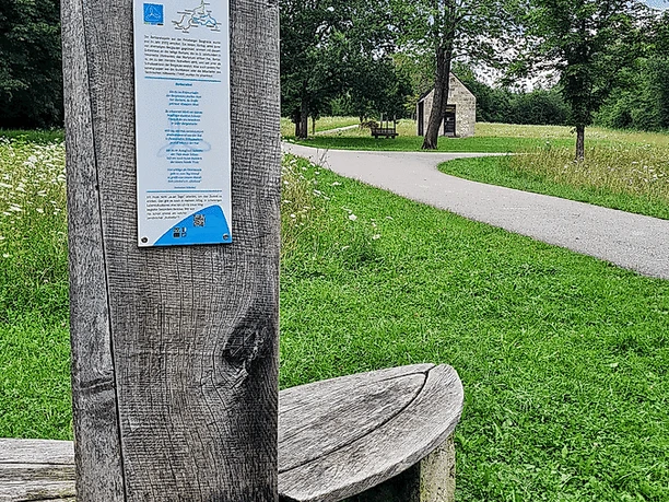 Sitzbank mit Impulstafel Barbara-Kapelle