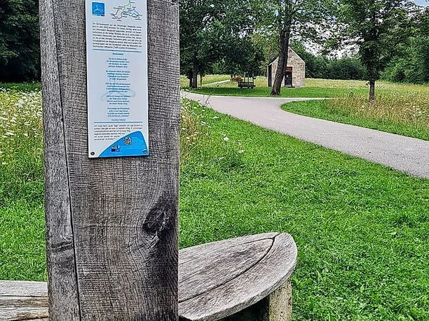 Sitzbank mit Impulstafel Barbara-Kapelle