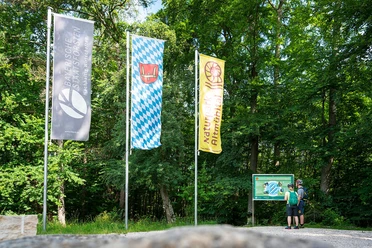 Geografischer Mittelpunkt Bayerns am Limesrad- und Wanderweg