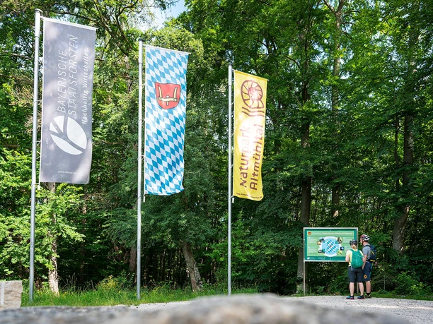 Geografischer Mittelpunkt Bayerns am Limesrad- und Wanderweg Geografischer Mittelpunkt Bayerns am Limesrad- und Wanderweg