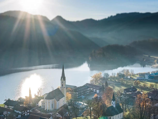 Blick über Markt Schliersee auf den See