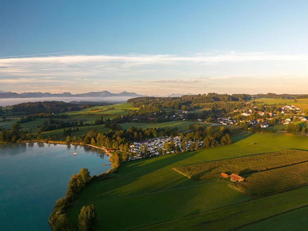 Tachinger See mit Campingplatz