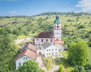 Blick in die Gungoldinger Wacholderheide mit der Wehrkirche Mariä Himmelfahrt