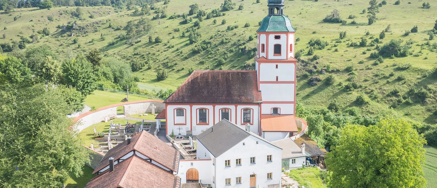 Blick in die Gungoldinger Wacholderheide mit der Wehrkirche Mariä Himmelfahrt Blick in die Gungoldinger Wacholderheide mit der Wehrkirche Mariä Himmelfahrt