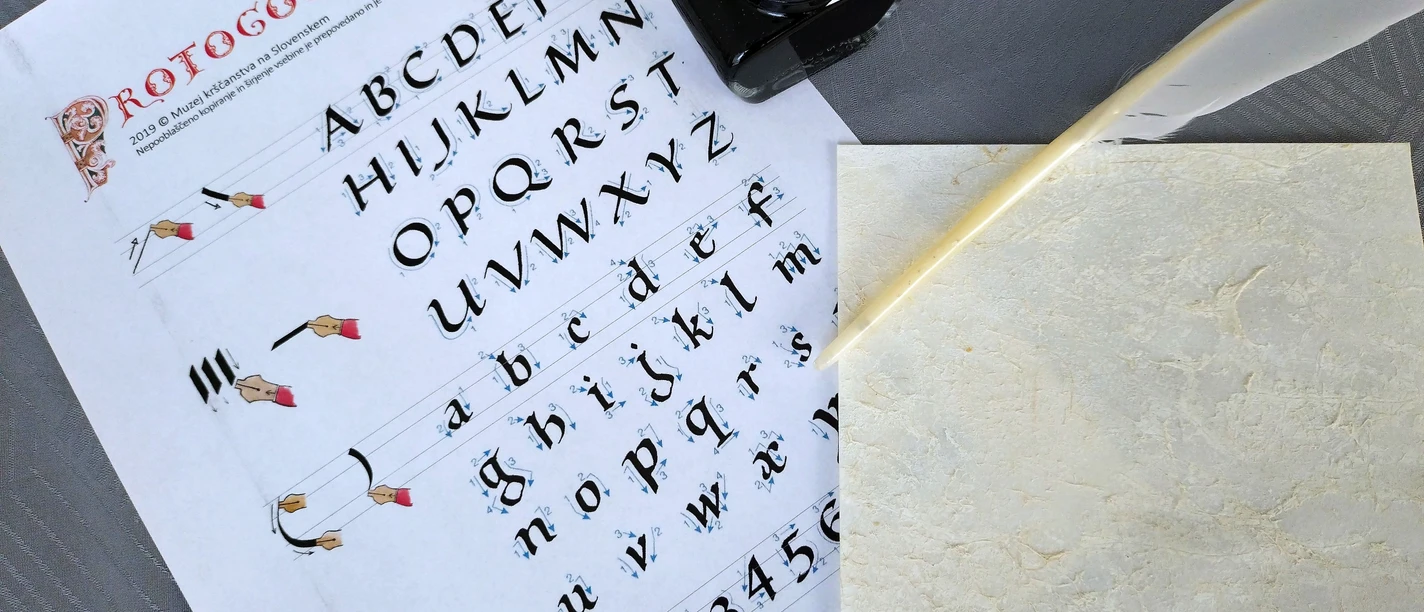 Papierbogen mit Kalligraphie