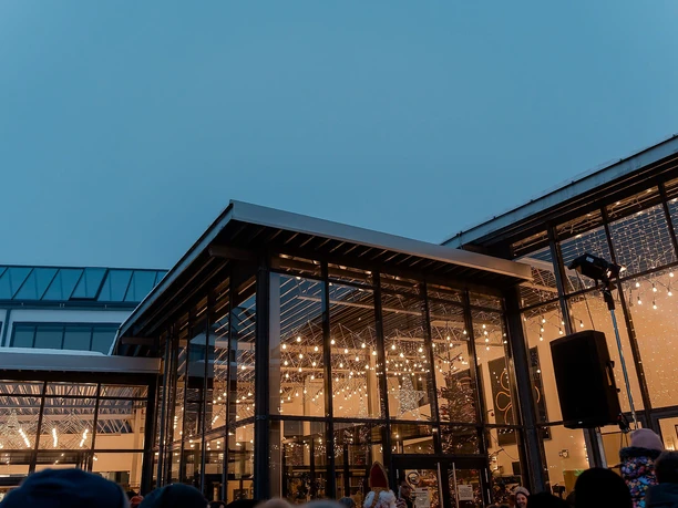 Beleuchtetes Haus der Kultur Beleuchtetes Haus der Kultur