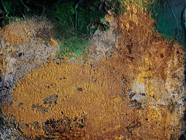 Werk von Angelika Haschler: Struktur, Pigmente und Kohlezeichnungen auf Leinwand