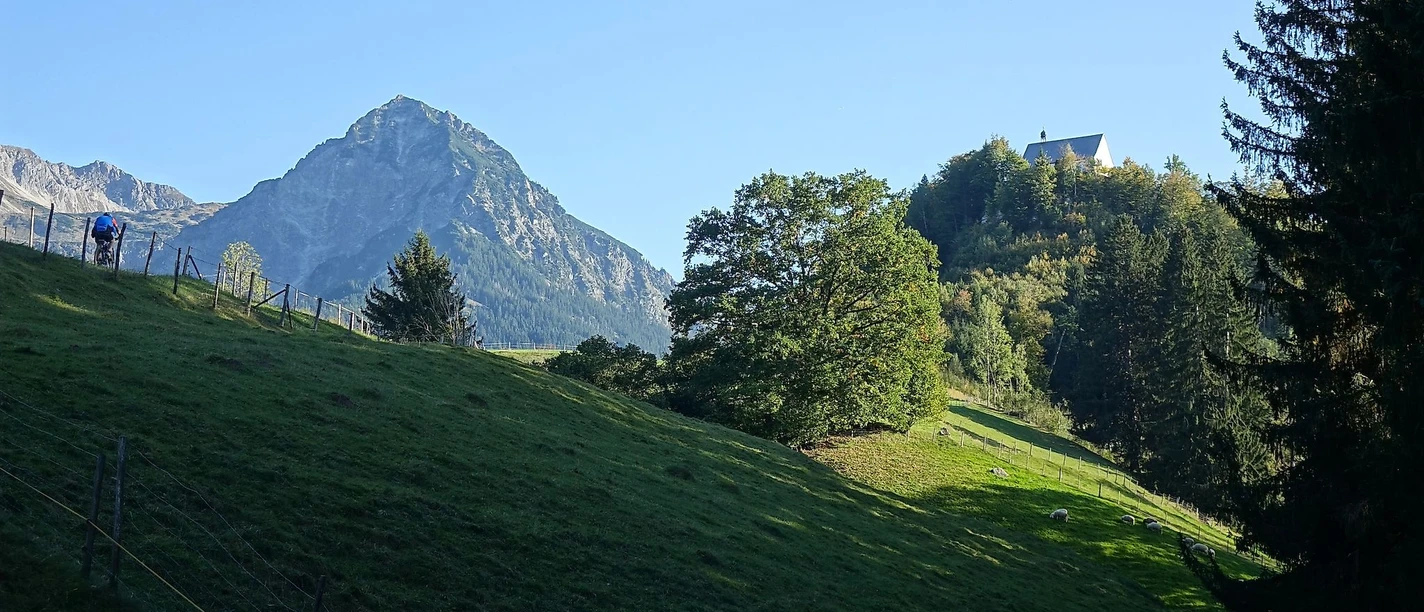 Blick auf das Rubihorn und die Schöllanger Burgkirche