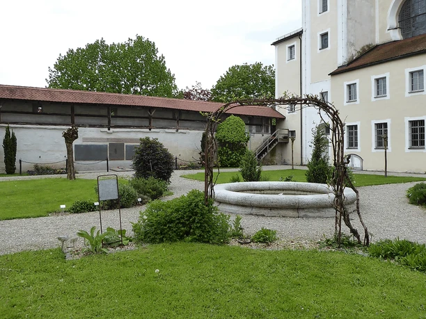 Serenadenplatz des Karmeliterklosters mit Stadtmauer
