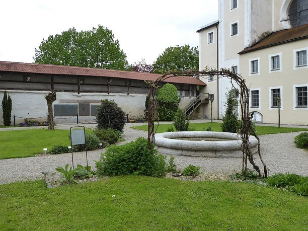 Serenadenplatz des Karmeliterklosters mit Stadtmauer