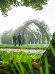Wanderer vor Weidenkirche