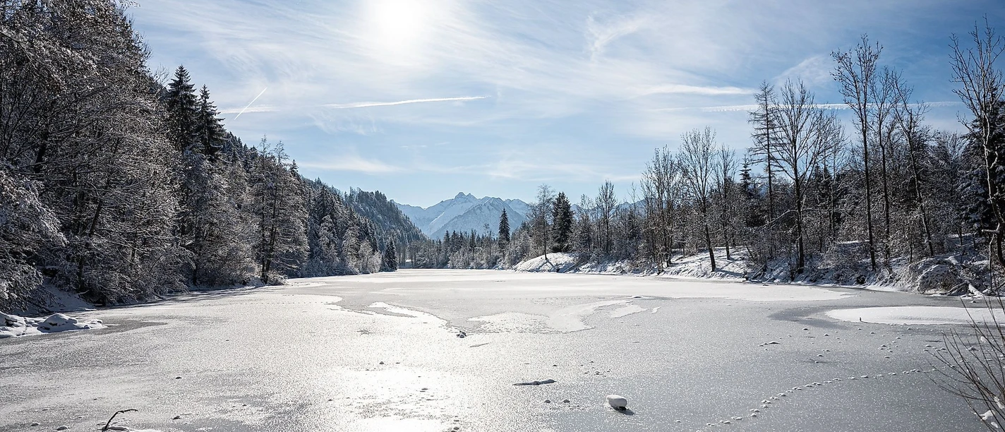 Winterlandschaft am Auwaldsee bei Fischen im Allgäu