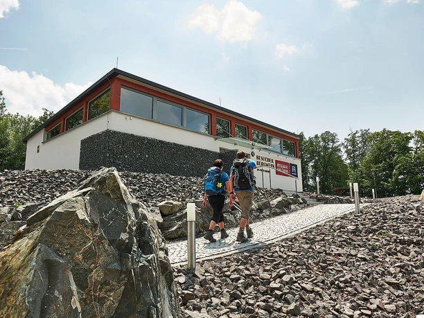 Wanderer vor dem Besucherbergwerk in Kupferberg