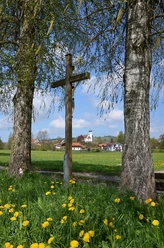 Feldkreuz mit Blick auf Böbing im Hintergrund
