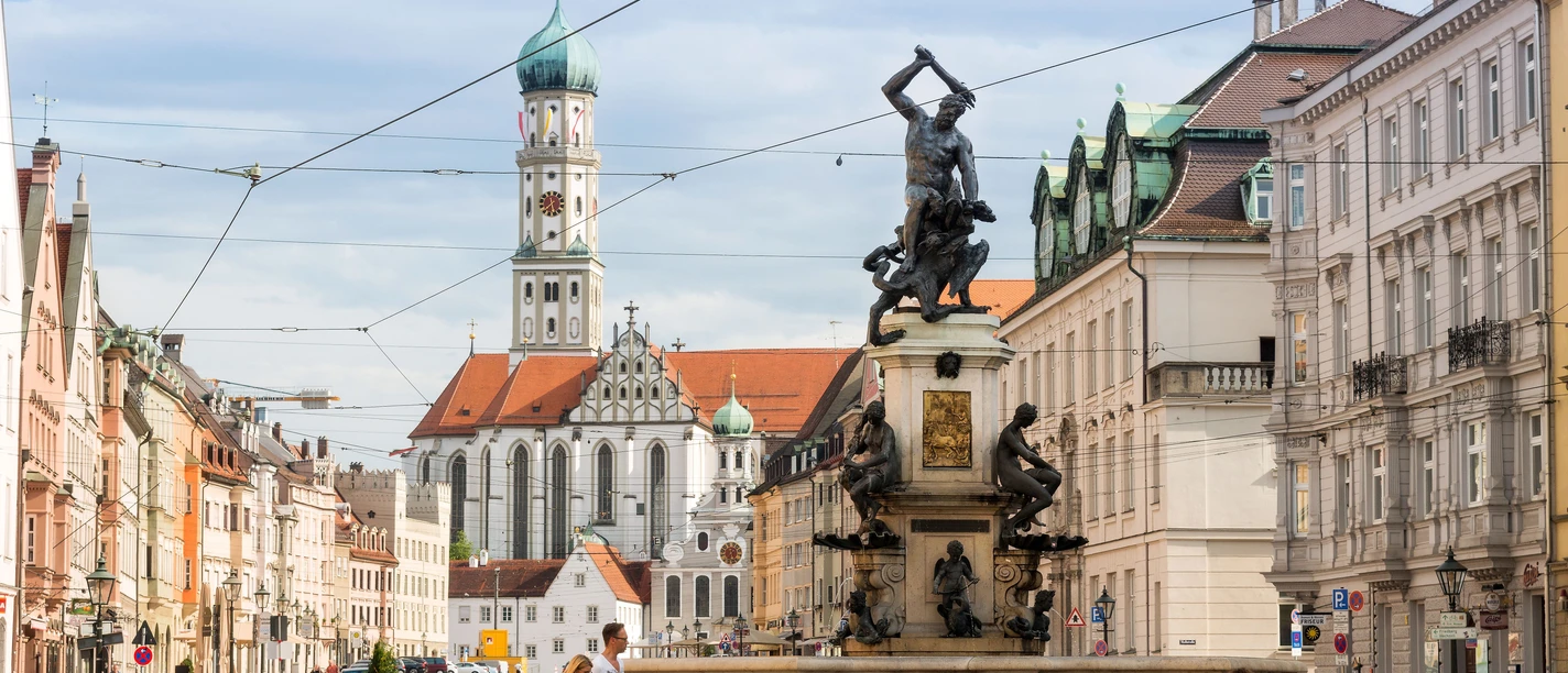 Maximilianstrasse mit Herkulesbrunnen