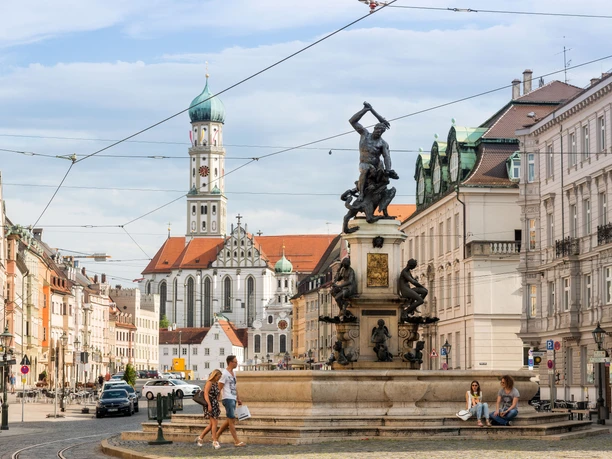 Maximilianstrasse mit Herkulesbrunnen