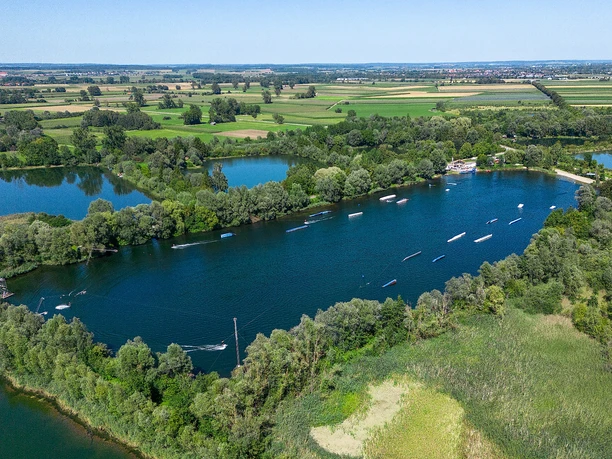 Gufi-See Gundelfingen mit Wasserski- und Wakeboard-Seilbahn