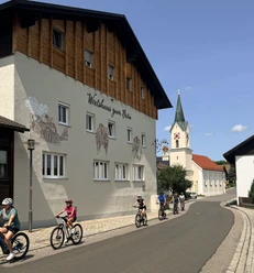 Radfahrer vor Wirtshaus.png