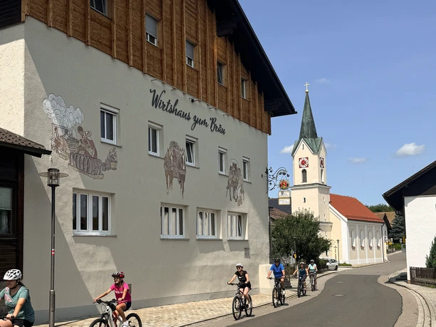 Radfahrer vor Wirtshaus.png