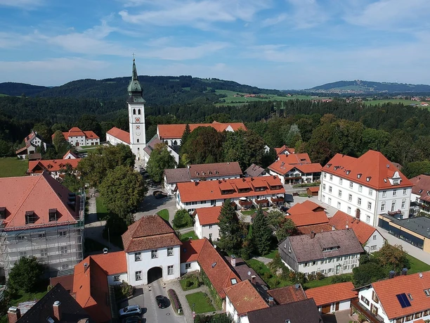 Ortskern von Rottenbuch mit dem ehemaligen Augustier Chorherrenstift im Hintergrund