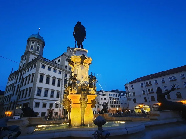 Rathaus und Augustusbrunnen bei Nacht