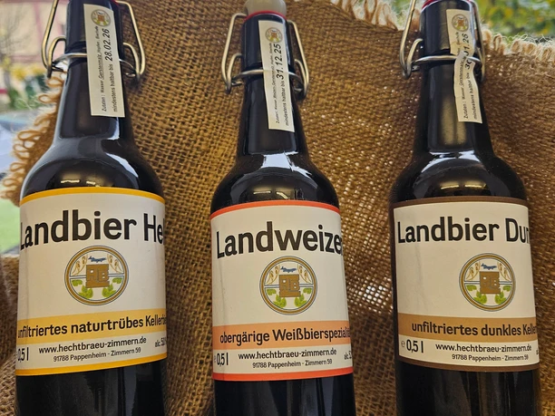 Bierflaschen der Brauerei Hechtbräu