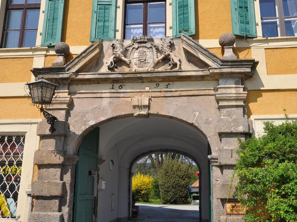 Torbogen Schloss Wiesent mit Wappen und Jahreszahl