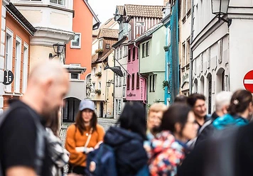 Menschengruppe in Lindau