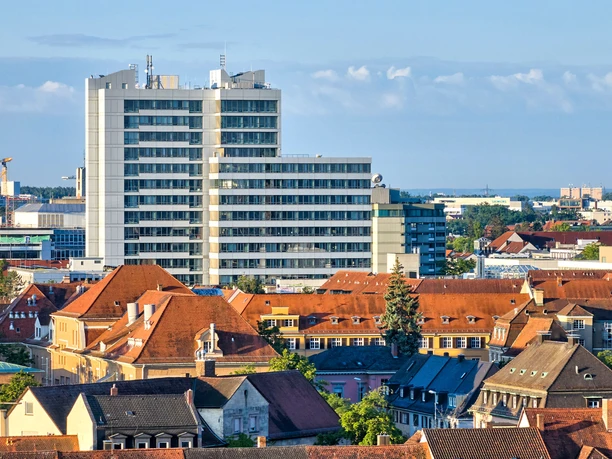Drohnenaufnahme vom Erlanger Rathaus