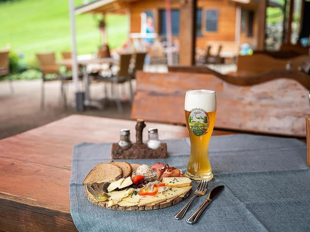 Brotzeit mit Weizen auf der Wurzelhütte