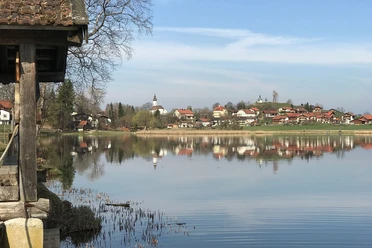 Soier See mit Bad Bayersoien im Hintergrund