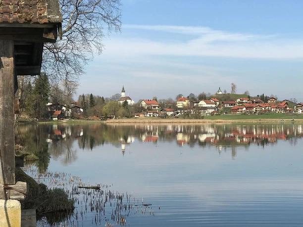 Soier See mit Bad Bayersoien im Hintergrund