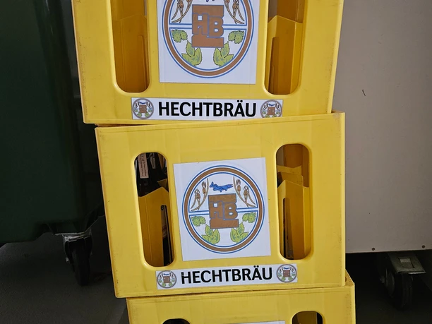 Bierkästen der Brauerei Hechtbräu