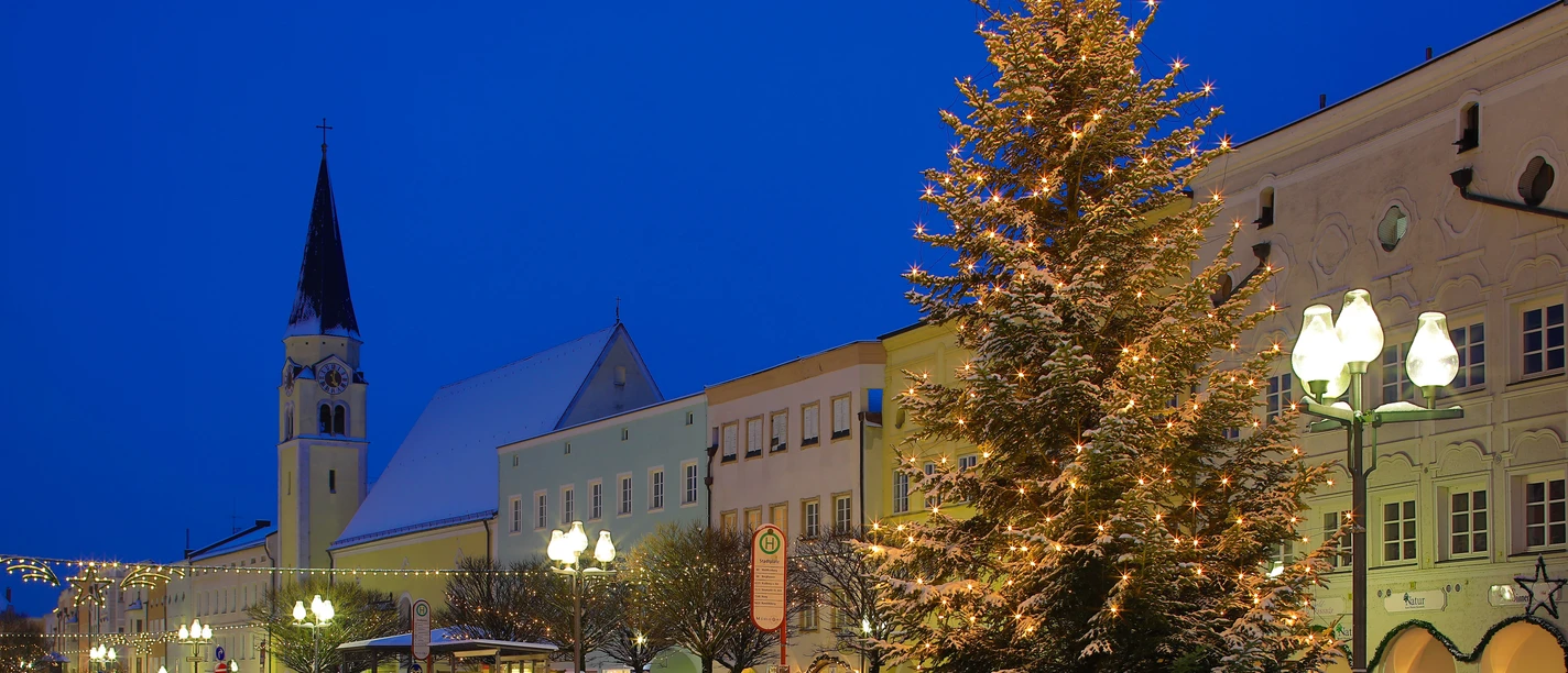 Mühldorfer Stadtplatz in weihnachtlicher Stimmung Mühldorfer Stadtplatz in weihnachtlicher Stimmung
