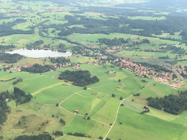 Bad Bayersoien mit dem Soier See (links im Bild)