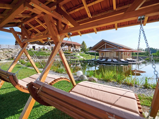 1731408004144-MSB_2019_06 Stallerhof_LiegenamTeich_02