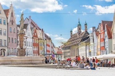 CC-BY-SA-Klinger-Landsberg-Hauptplatz-Marienbrunnen-klein.jpg