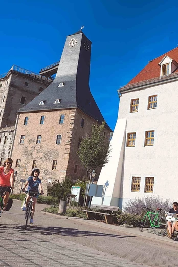 radler-vor-dem-borlachturm_etappe-7_c_vincent_graetsch