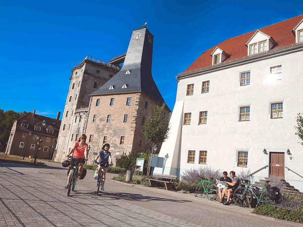 radler-vor-dem-borlachturm_etappe-7_c_vincent_graetsch