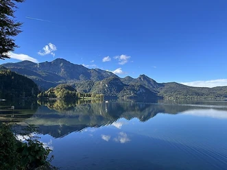 Ausblick vom Seehaus auf den Kochelsee und den Herzogstand