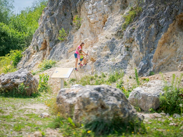 Beim Steineklopfen im Geotop Lindle