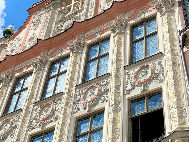 CC-BY-NC-Grün-Landsberg-Historisches-Rathaus-Stukk-Fassade.jpg